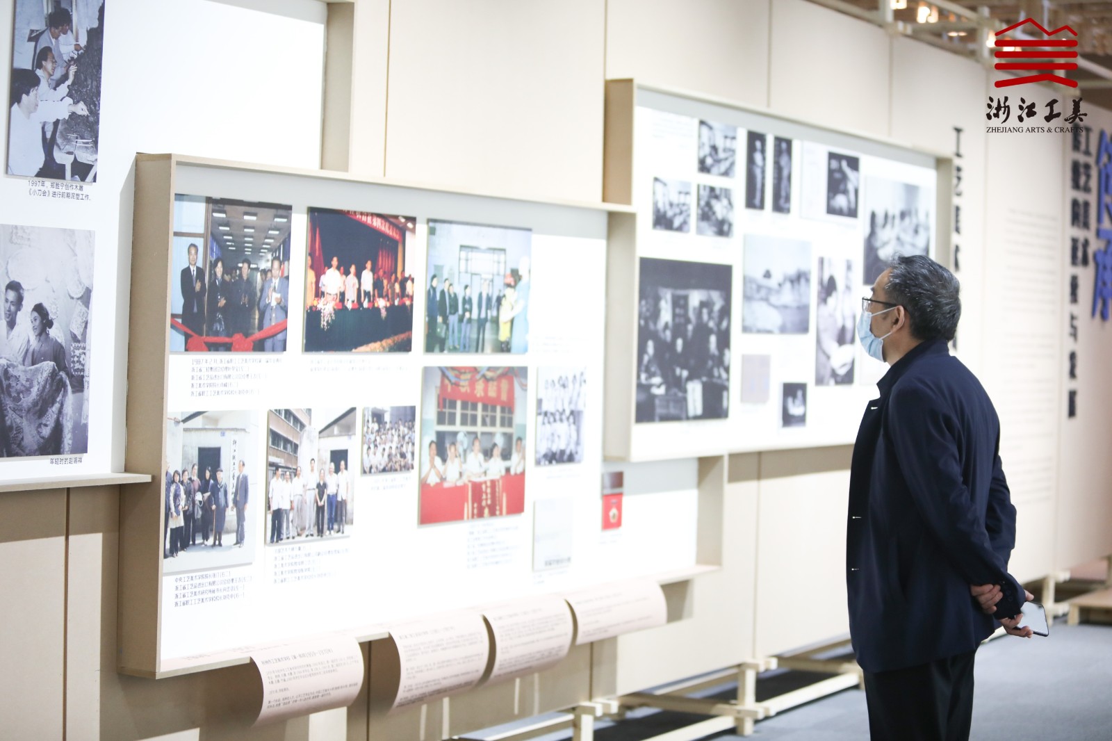 1653879811649134.jpg 嘉賓駐足參觀“時代記憶”——二輕體系下的工藝美術展.jpg