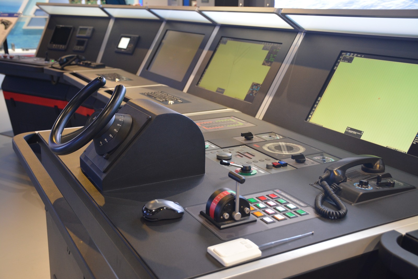 1668147451179869.jpg 省二輕集團(tuán)國(guó)瑞科技公司設(shè)計(jì)制造的艦船數(shù)字化中控臺(tái).jpg